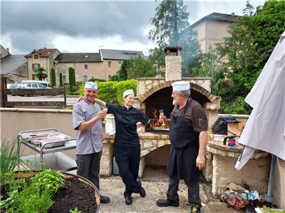 Les cuisiniers de la maison de retraite La résidence des 2 vallées à Nant, Aveyron