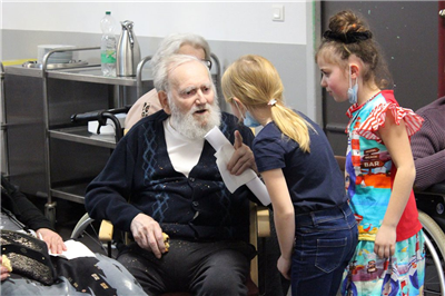 Rencontres intergénérationnelles au sein de la Résidence des deux vallées en Aveyron